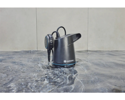 Gardena Schmutzwasserpumpe im Wasser