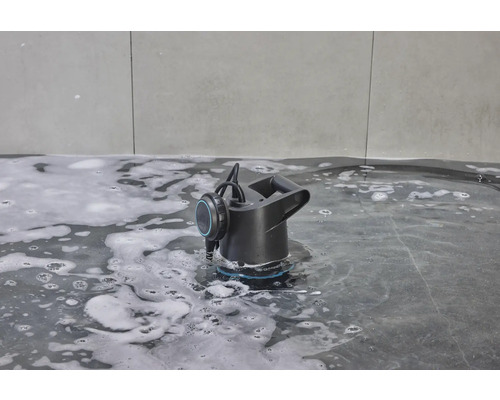 Gardena Schmutzwasser-Tauchpumpe im Wasser