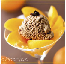 Schokoladeneis mit Pfirsichstücken in einem Glas