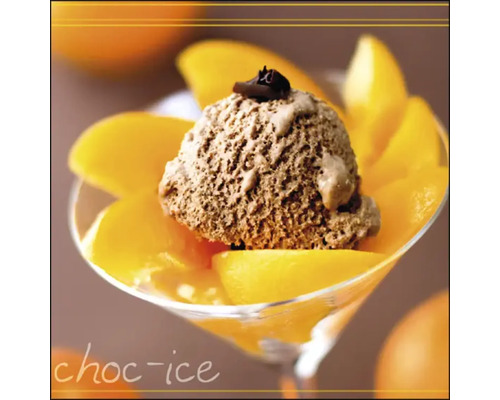 Schokoladeneis mit Pfirsichstücken in einem Glas