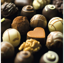 Verschiedene Pralinen und Trüffel