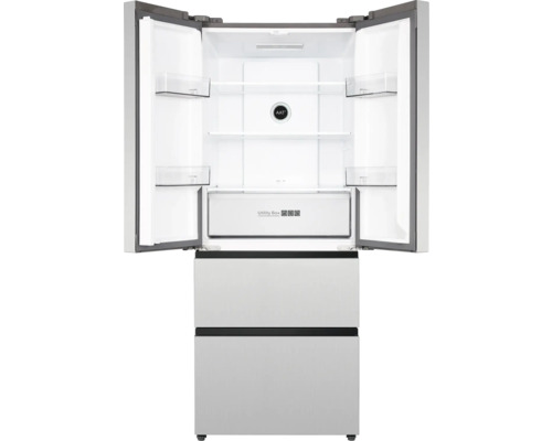 Geöffneter Kühlschrank mit mehreren Regalen und Schubladen zur Lebensmittelaufbewahrung.