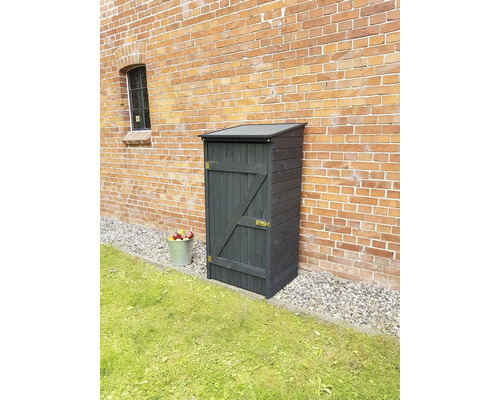 Gartenschrank aus Holz vor einer Backsteinmauer