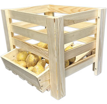 Holzregal mit Kartoffeln
