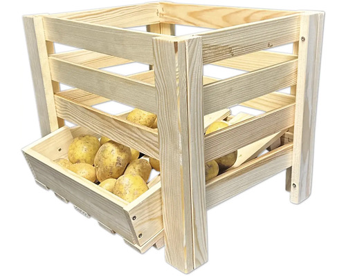 Holzregal mit Kartoffeln