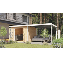 Szene mit Gartenhaus, Carport und Sitzgruppe im Garten