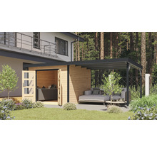 Szene mit Gartenhaus mit geöffneten Türen und überdachter Terrasse mit Sitzgelegenheit