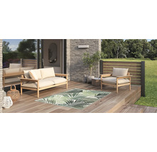 Terrasse mit Holzmöbeln und Teppich mit Blattmuster