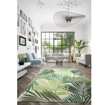 Wohnzimmer mit Sofa, Sessel, Zimmerpflanzen und Teppich mit Blattmuster