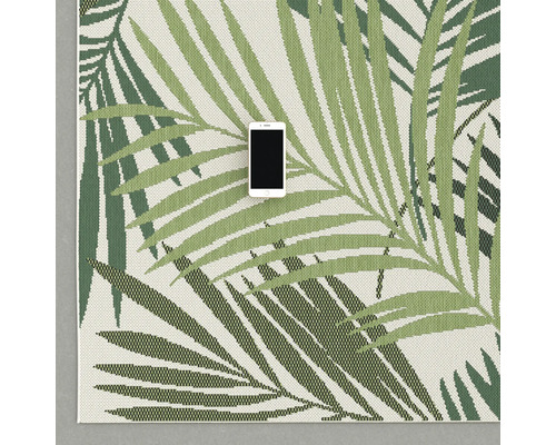 Teppich mit Palmenblattmuster und Mobiltelefon