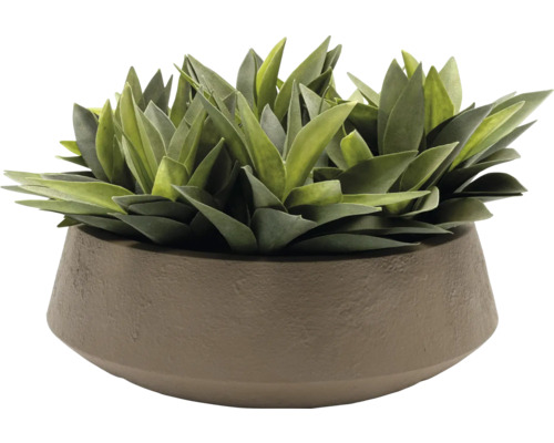 Künstliche Pflanze mit grünen Blättern in braunem Topf