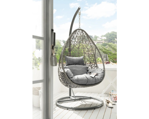 Hängesessel mit Stahlgestell und grauen Kissen auf einem Balkon.