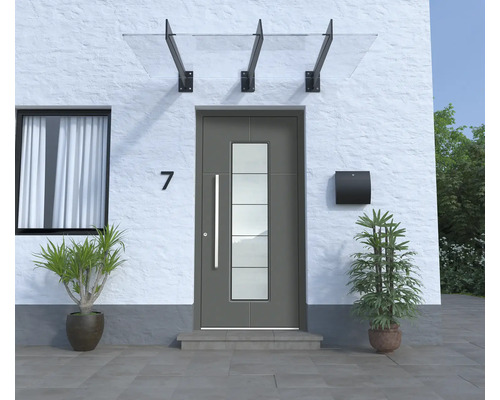 Haustür mit Vordach und Briefkasten an einer Fassade