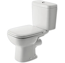Stand-WC-Kombination aus weißer Keramik inklusive Spülkasten und WC-Sitz.