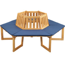 Baumbank aus Holz mit blauen Sitzkissen