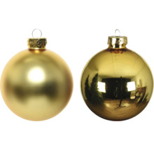 Zwei goldfarbene Weihnachtskugeln als Christbaumschmuck