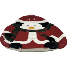 Dekorative Schale im Design eines Pinguins mit Weihnachtsmütze und Schal