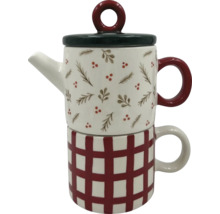 Teekanne mit Tasse, übereinander gestapelt