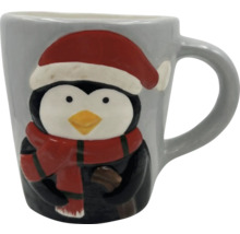 Grauer Becher mit Pinguin, Mütze und Schal