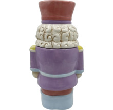 Rückansicht einer dekorativen Nussknackerfigur aus Keramik