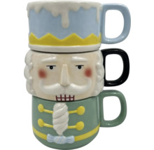 Gestapelte Nussknacker Tassen aus Keramik