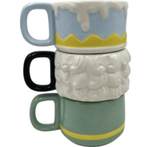 Gestapelte, dekorative Tassen aus Keramik