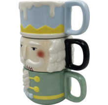 Drei gestapelte Tassen mit Nussknacker-Design