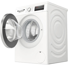 Weiße Waschmaschine mit geöffneter Tür