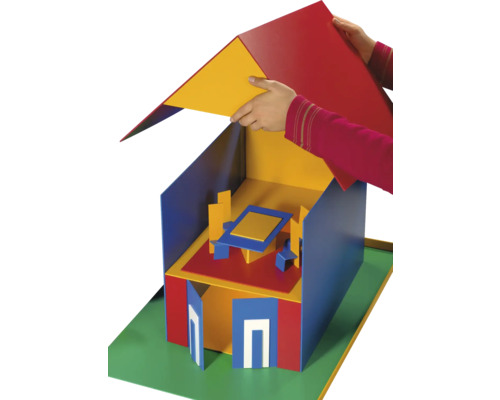 Kind spielt mit einem bunten Spielhaus aus Holz