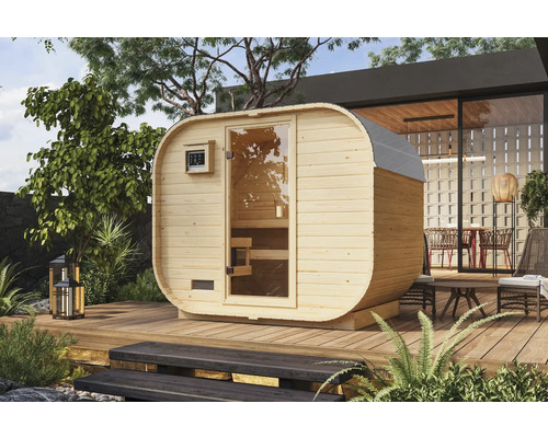 Fasssauna Karibu Quadrado 1 Plus B: 242.5 cm 9 kW Ofen und externer Steuerung mit bronzierter Ganzglastüre Holzfass Sauna mit Glastür auf einer Terrasse im Garten.