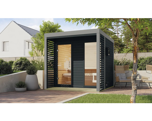 Gartensauna mit Glasfront, Holzverkleidung und angrenzendem Loungebereich im Freien