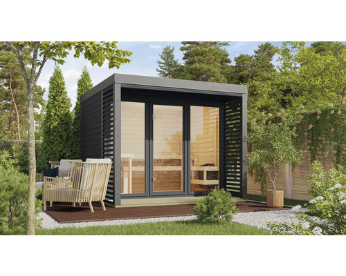 Gartensauna mit Glasfront und seitlichen Sichtschutzelementen im Garten