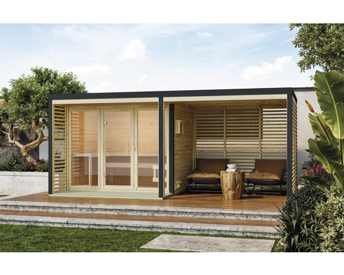 Außensauna mit Sitzbereich und Holzboden auf einer Rasenfläche