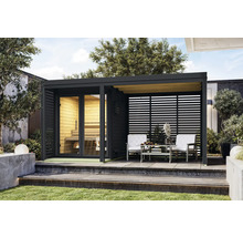 Gartensauna mit Überdachung und Sitzgelegenheit auf einer Terrasse