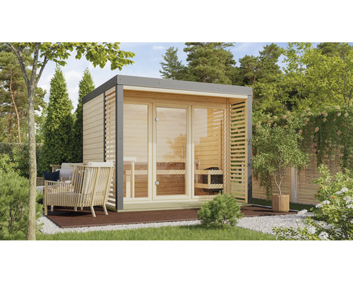 Holzsauna mit Glastür und Sitzgelegenheit im Garten