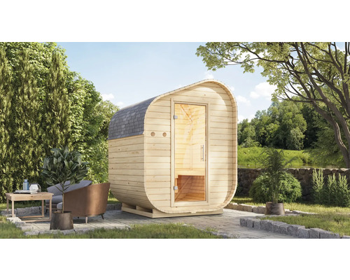 Fasssauna aus Holz im Garten mit Sitzgelegenheit