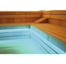 Innenansicht einer Holzsauna mit Bänken und Treppe