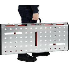 Person trägt Aluminiumrampe von Holzmann