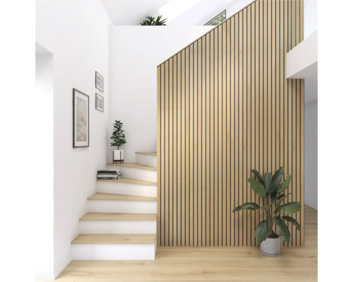 Heller Raum mit Treppe, Holzpaneelwand und Zimmerpflanzen.