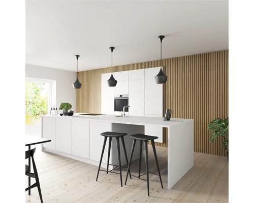 Moderne Küche mit Kücheninsel, Barhockern und Pendelleuchten