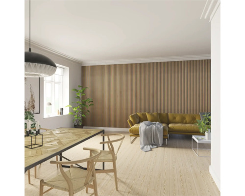 Wohnzimmer mit Holzwandpaneelen, Esstisch und Sofa