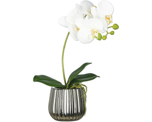 Künstliche Orchidee im silberfarbenen Topf