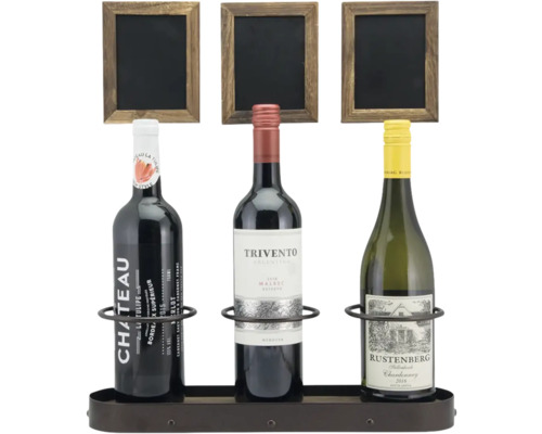 Weinregal mit drei Weinflaschen und drei Tafeln