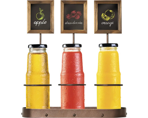 Drei Glasflaschen mit Apfel-, Erdbeer- und Orangensaft auf einem Ständer mit Schildern