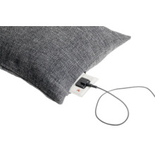 Graues Kissen mit Kabel