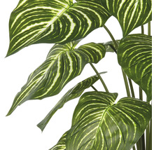 Künstliche Pflanze mit großen, gestreiften Blättern