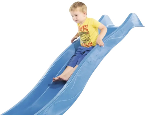 Ein Kind rutscht eine blaue Rutsche hinunter.