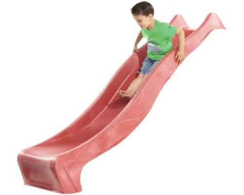 Kind rutscht eine Kinderrutsche hinunter