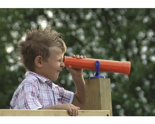 Junge blickt durch ein Spielzeugfernglas auf einem Spielturm