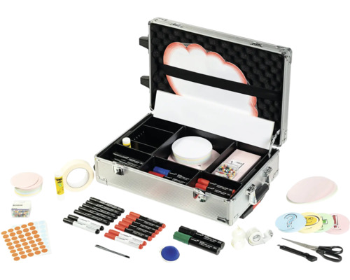 Moderationskoffer mit verschiedenen Moderationsmaterialien wie Stiften, Papier und Klebstoff